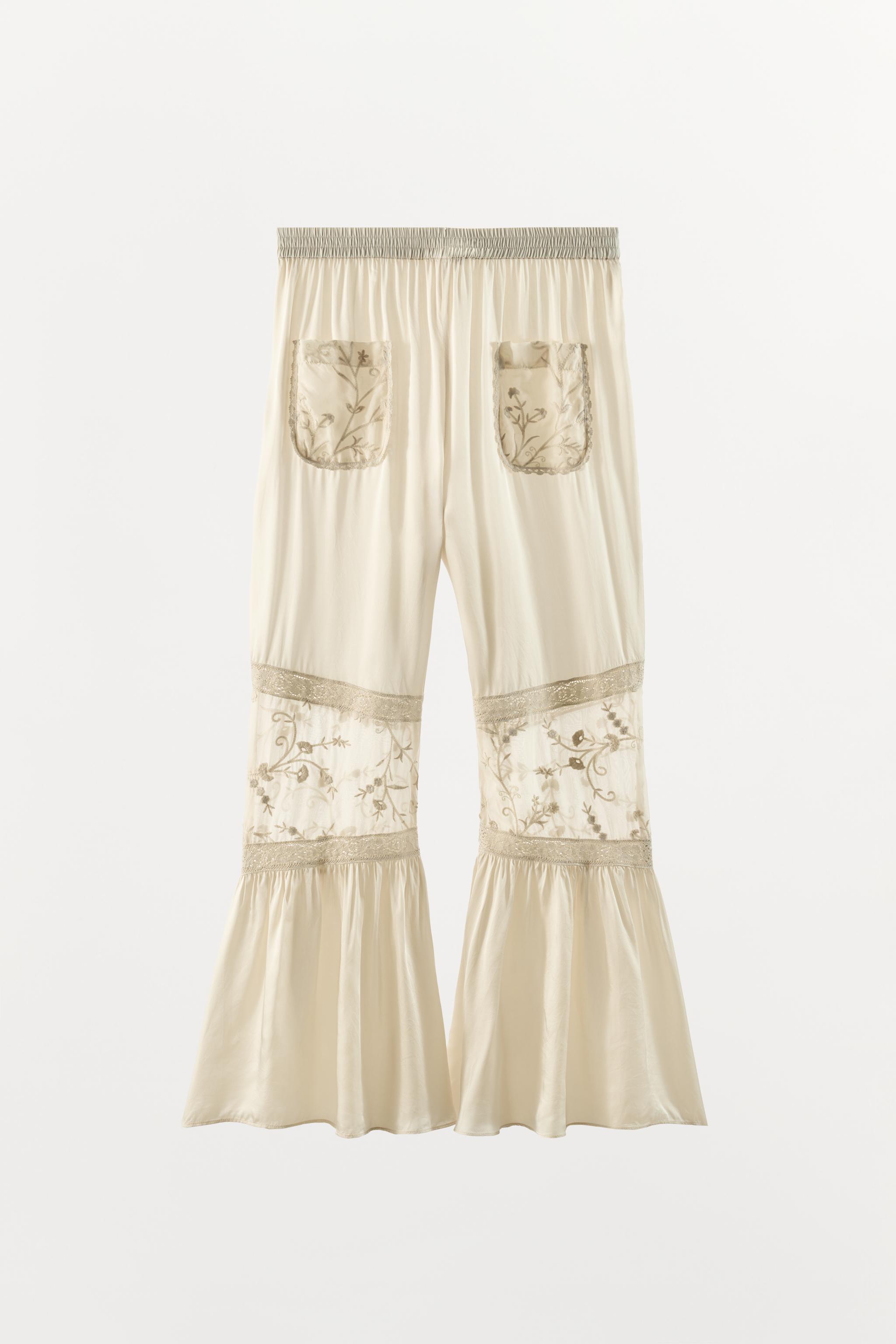 PANTALON EN MATIÈRES VARIÉES AVEC DENTELLE ET BRODERIES FLORALES